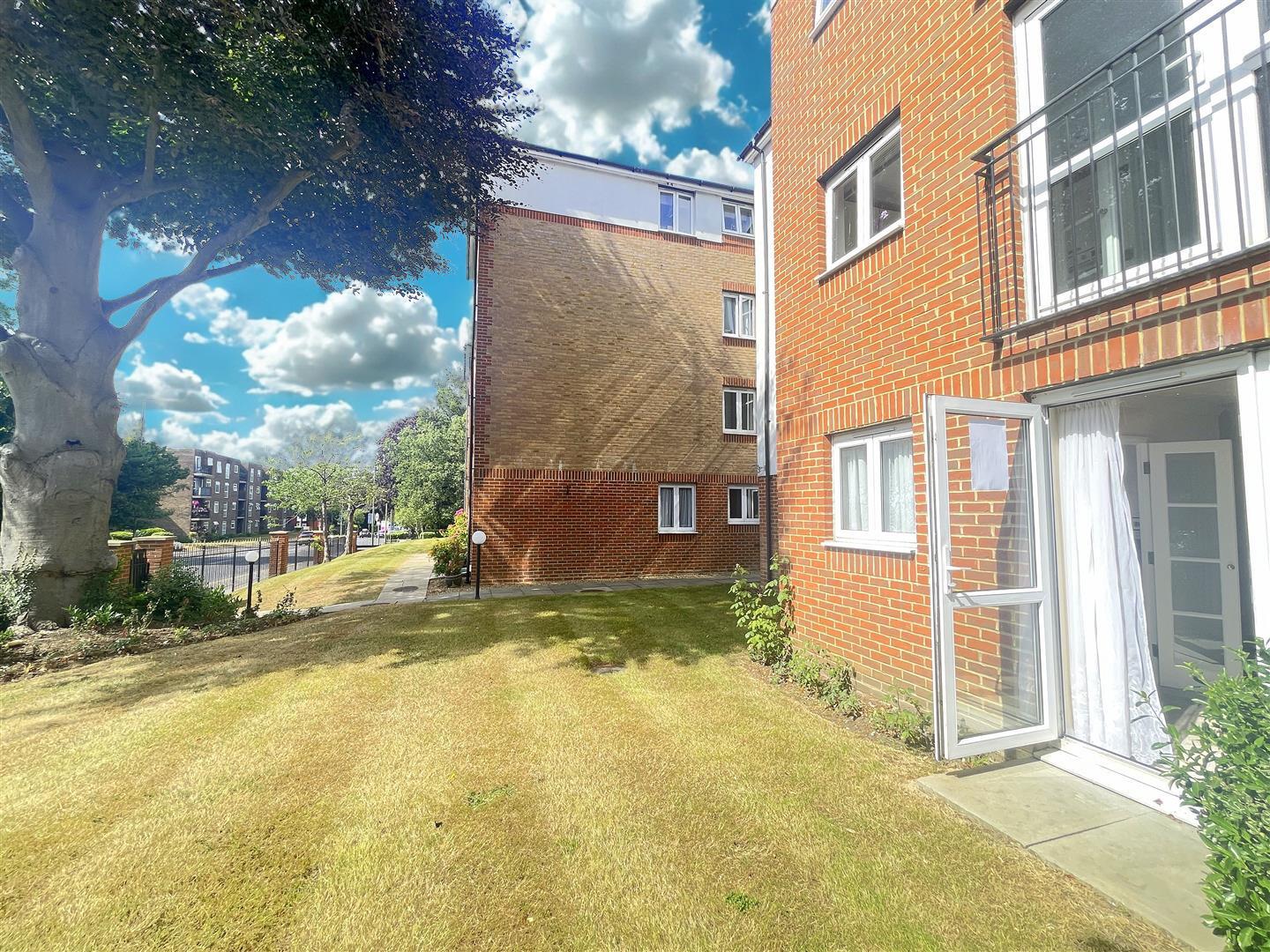 2 bed property in Cranley Gardens, Wallington